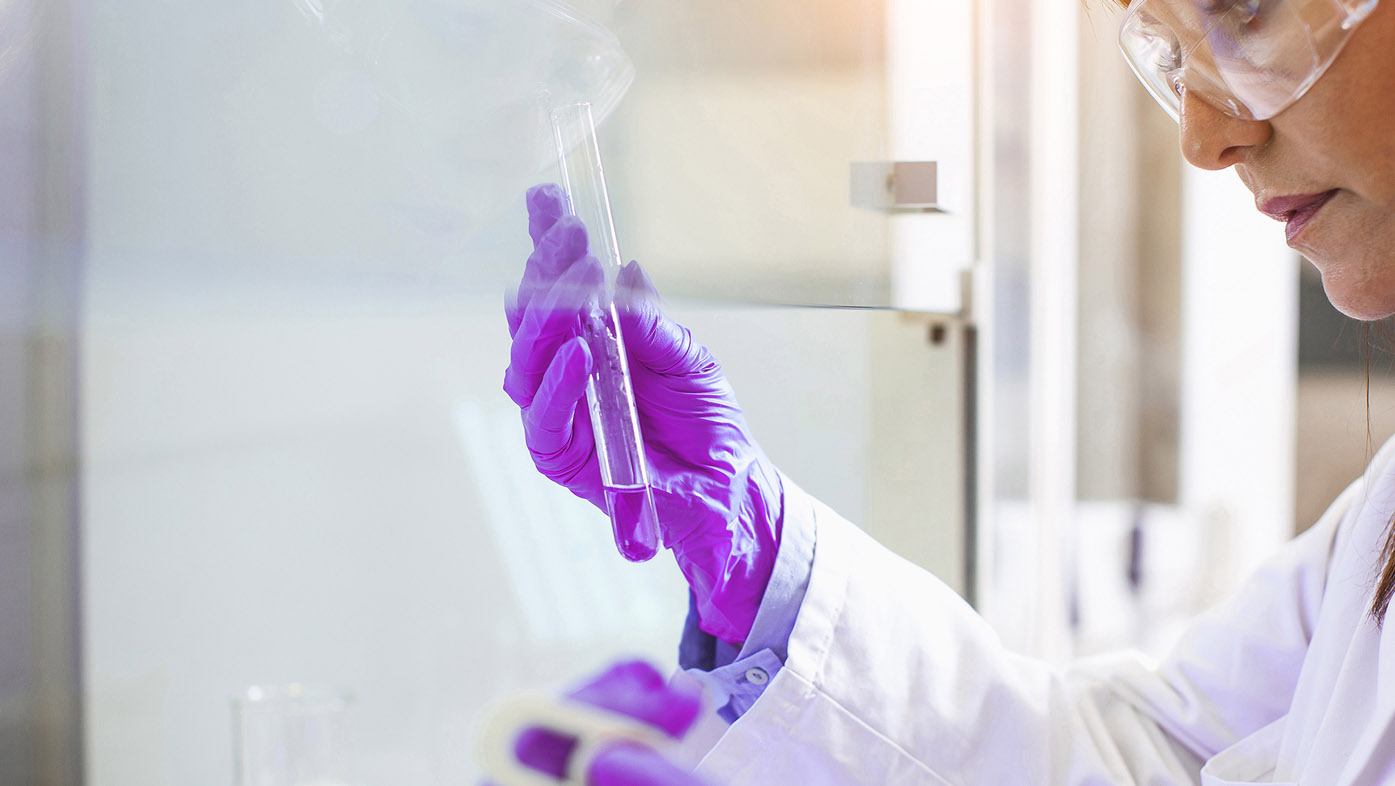 Mujer analizando una muestra