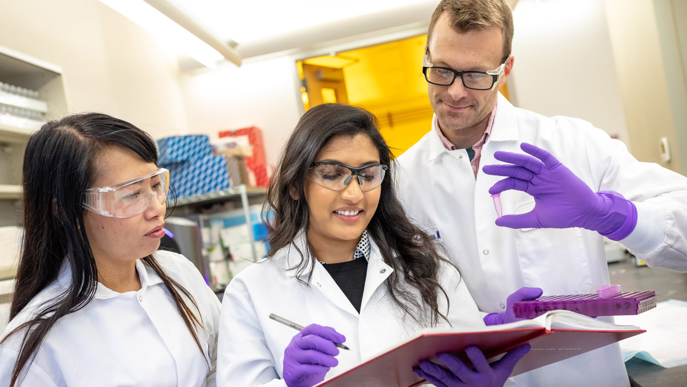 Mujer analizando una muestra