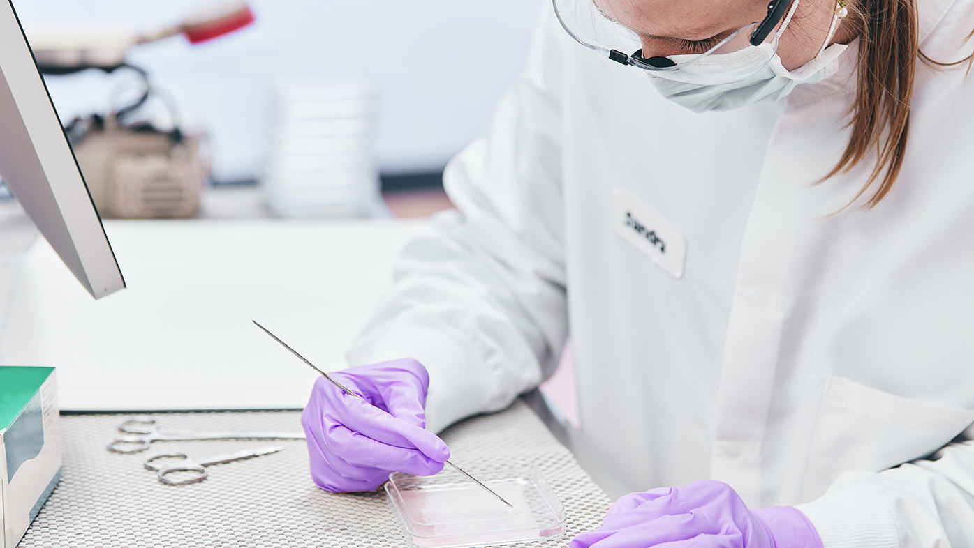 Mujer analizando una muestra