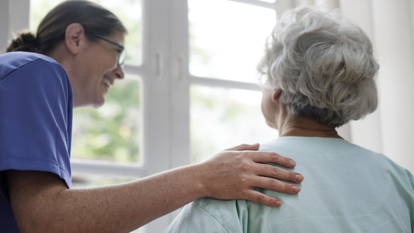 Enfermera-cuidando-una-anciana