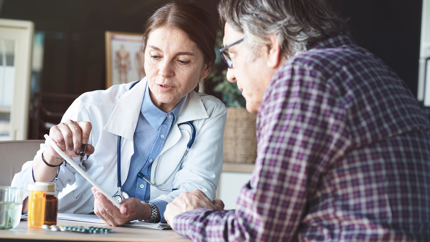 Medica y paciente hablando