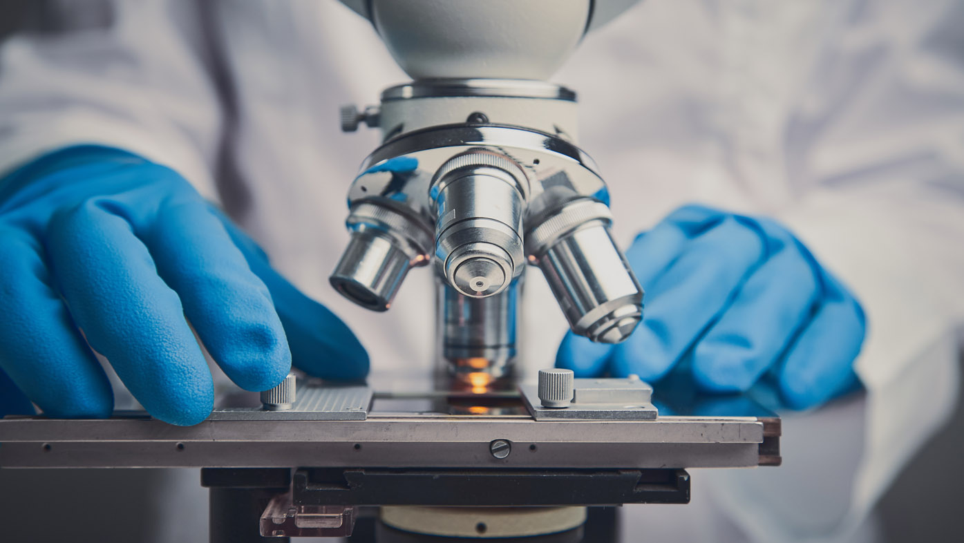 Científico con microscopio