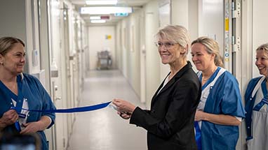 Marianne van Rooijen sjukhusdirektör för Akademiska sjukhuset i Uppsala klipper band vid invigning av behandlingsfilialen i Gränbystadens