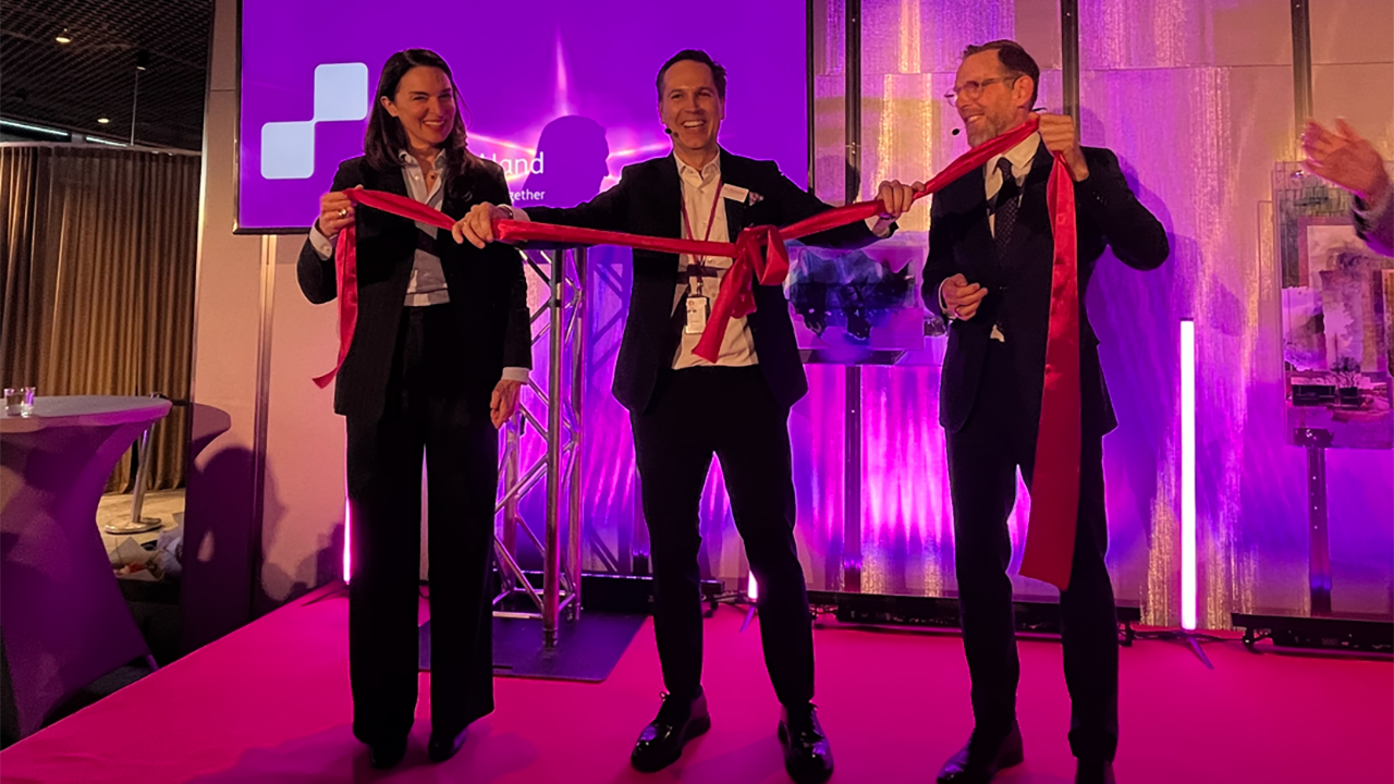 BMS Norden chef Evris Michalopoulos knyter band tillsammans med BMS europachef Emma Charles, och Sveriges socialminister Jakob Forssmed.