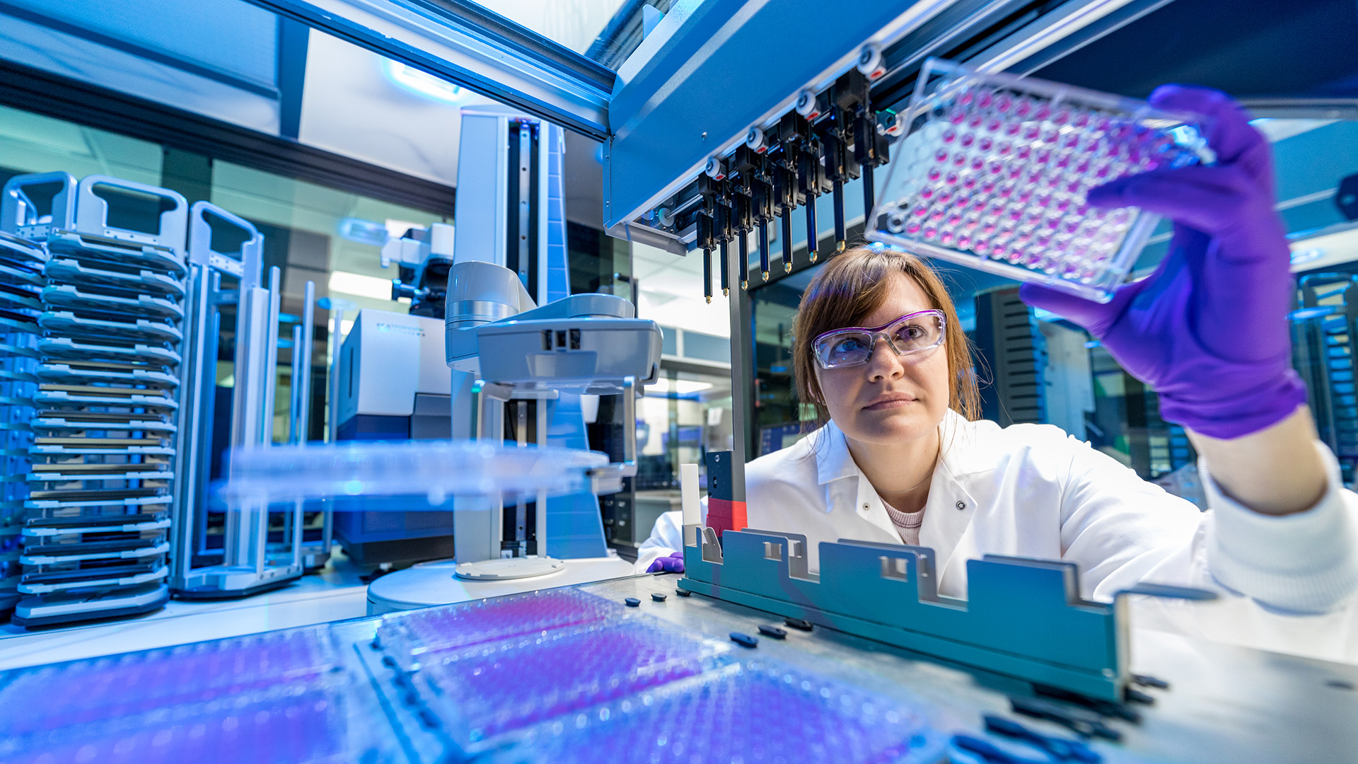 BMS female scientists working on cell therapy manufacturing